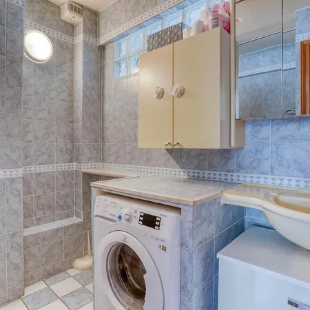Cette Maison Est La Votre *